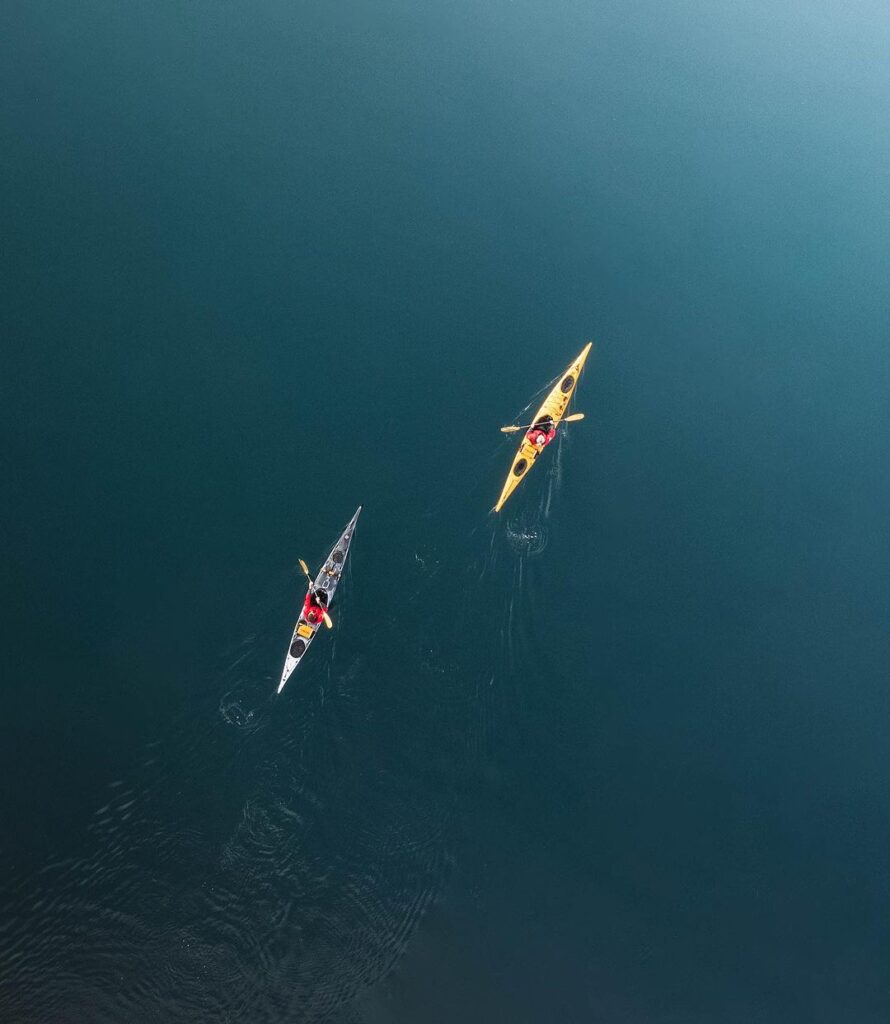 Deux personnes en kayak de mer sur l'eau.