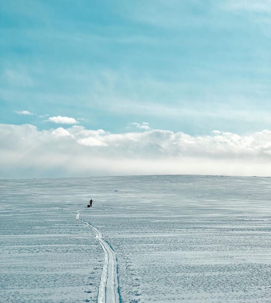 Une personne seule, au loin dans la neige.